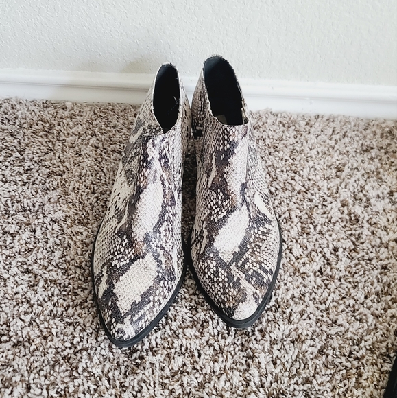 Steve Madden Faux Python Snake Animal Black White Ankle Booties - Picture 4 of 7